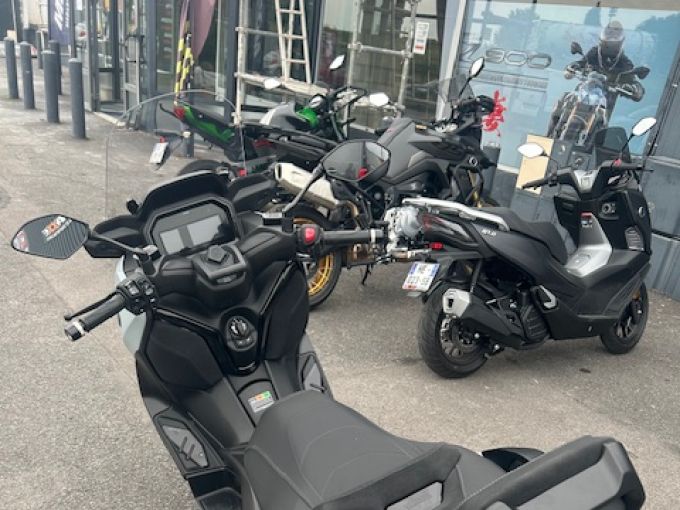 YAMAHA XMAX 300 Tech Max 4