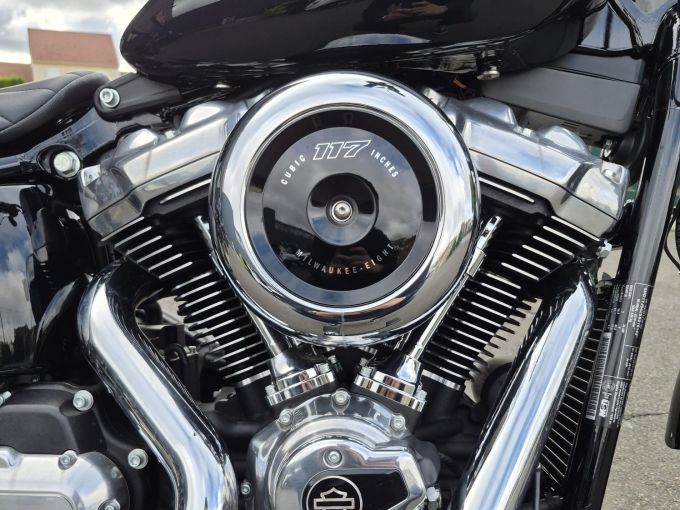 HARLEY-DAVIDSON Street bob 1923 4