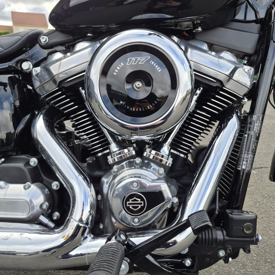 HARLEY-DAVIDSON Street bob 1923 4