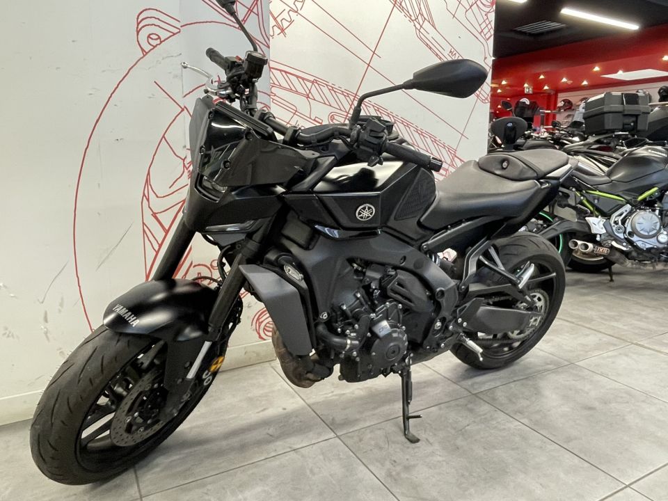 YAMAHA MT-09  Y-AMT 4