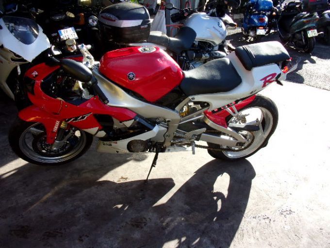 YAMAHA YZF 1000 R1 4