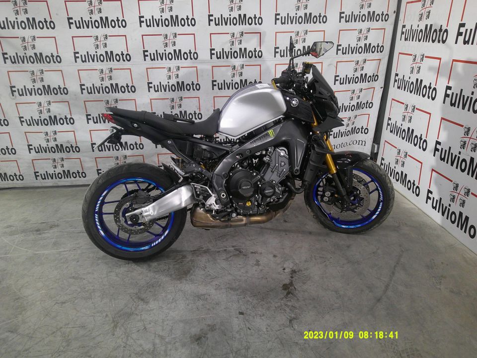 YAMAHA MT-09 4