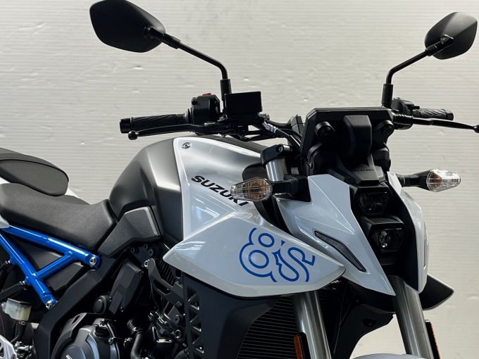 SUZUKI GSX-8S 4