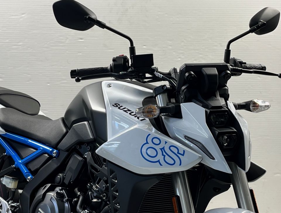 SUZUKI GSX-8S 4