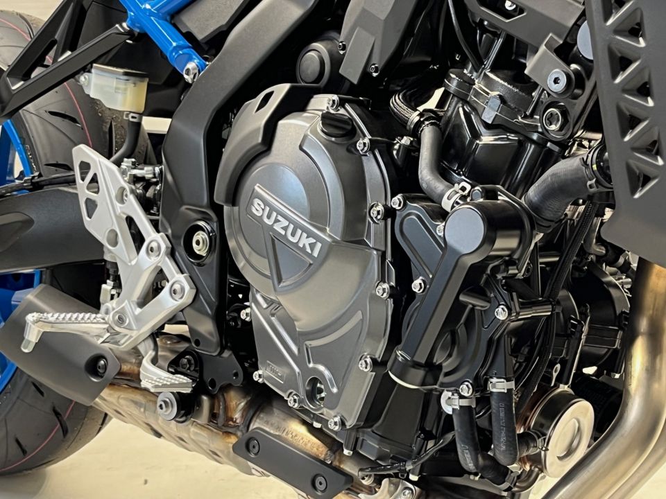 SUZUKI GSX-8S 4