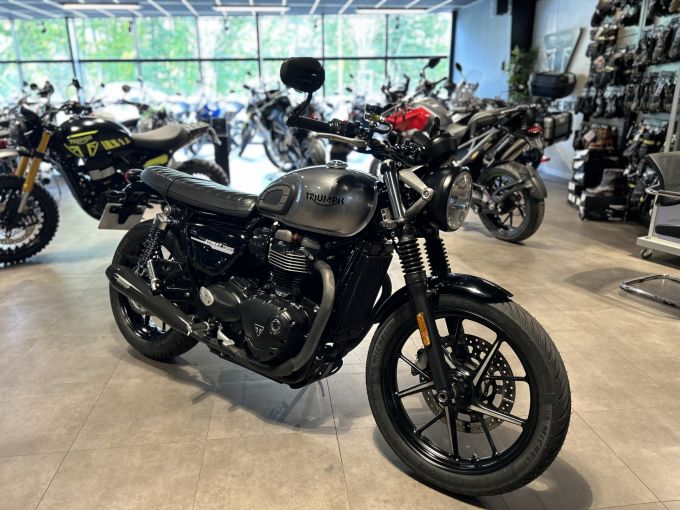 TRIUMPH STREET TWIN  900 4
