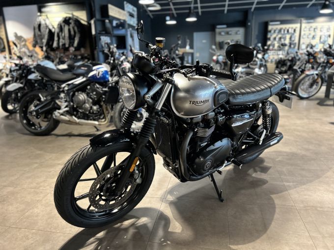 TRIUMPH STREET TWIN  900 4