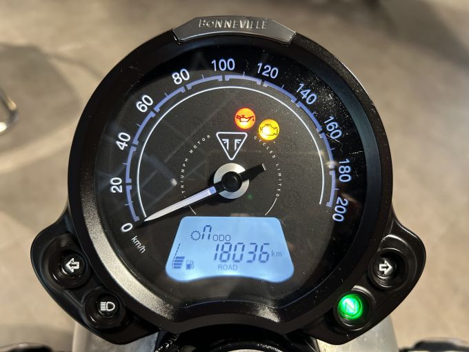 TRIUMPH STREET TWIN  900 4