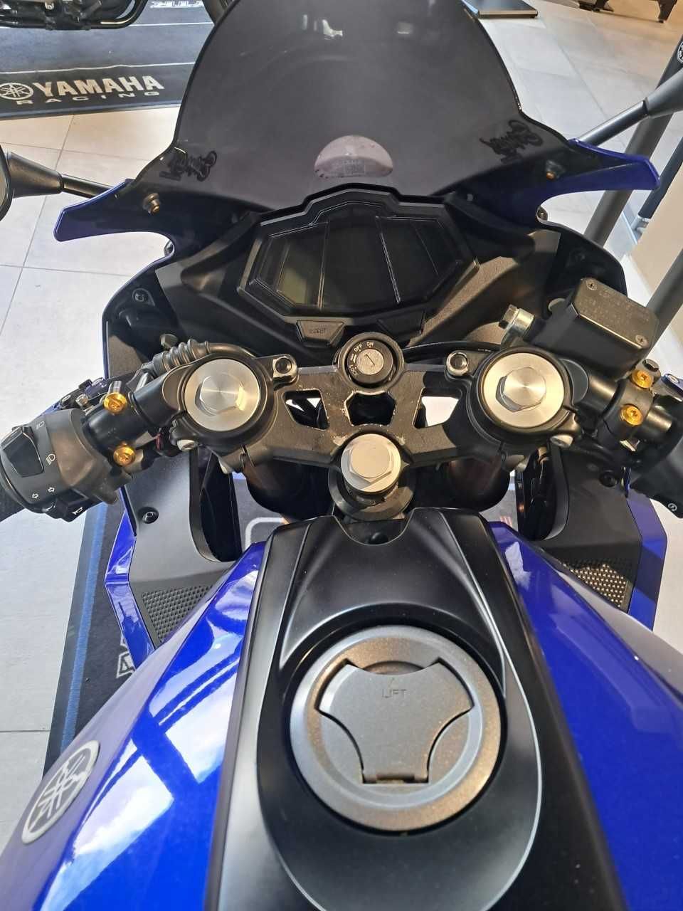 YAMAHA YZF-R 125 4