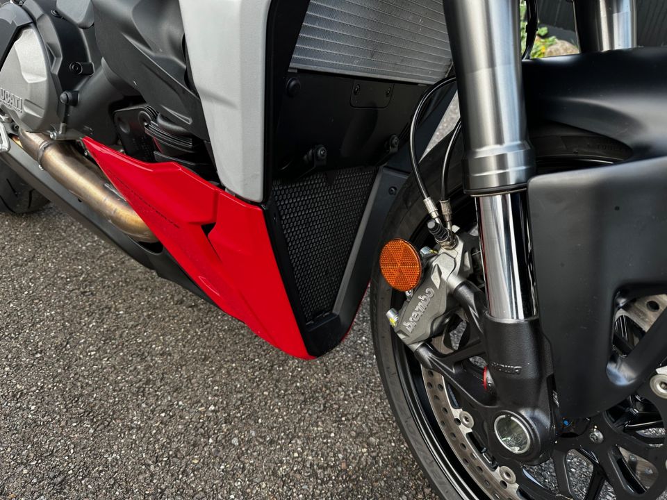 DUCATI STREETFIGHTER V2 4
