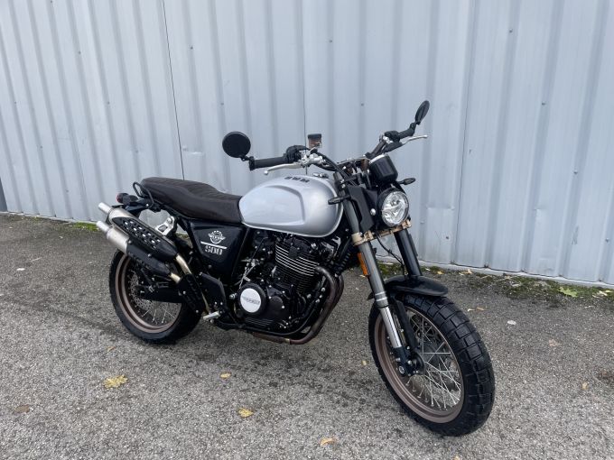 SWM OUTLAW 440 4