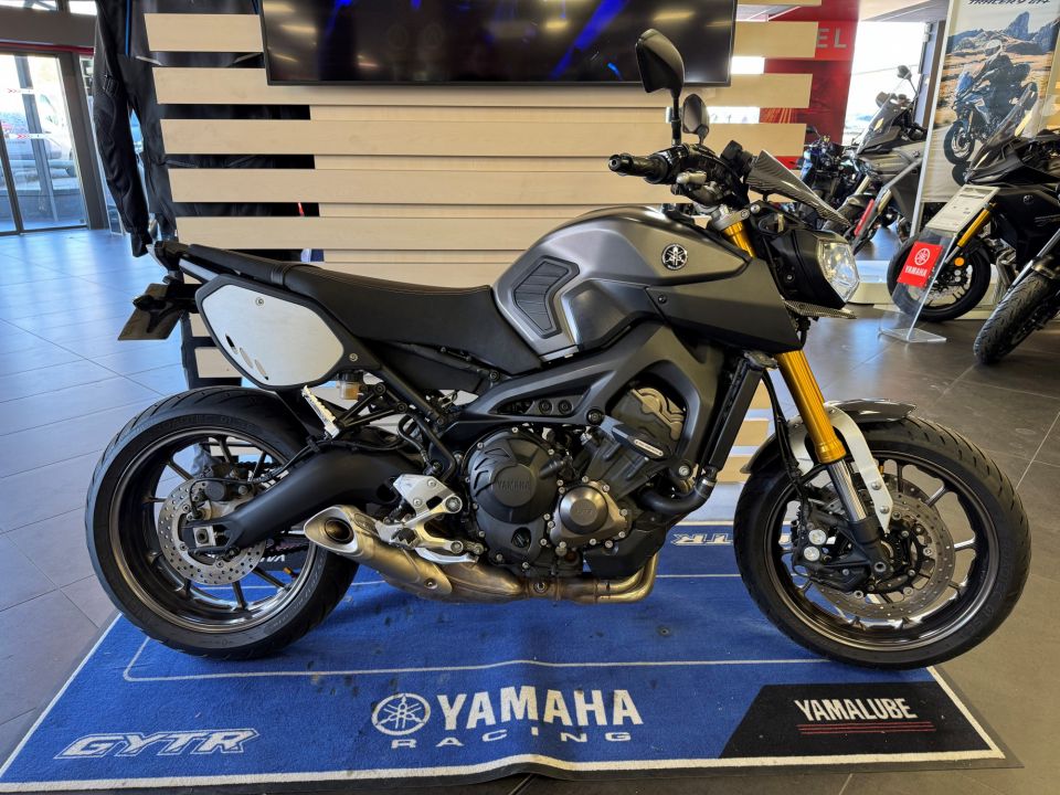YAMAHA MT-09 4