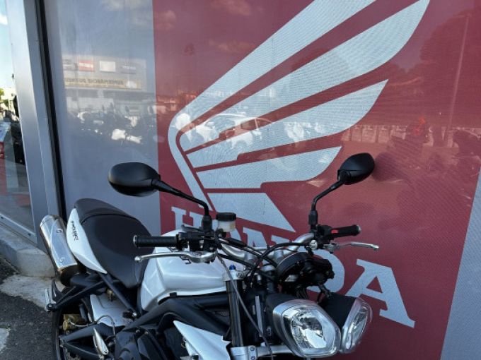 TRIUMPH STREET TRIPLE 675 4