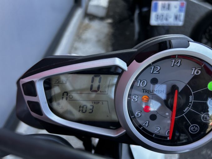 TRIUMPH STREET TRIPLE 675 4