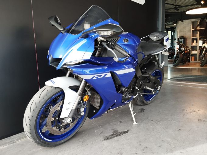 YAMAHA YZF 1000 R1 4