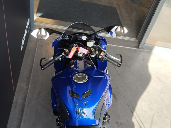YAMAHA YZF 1000 R1 4