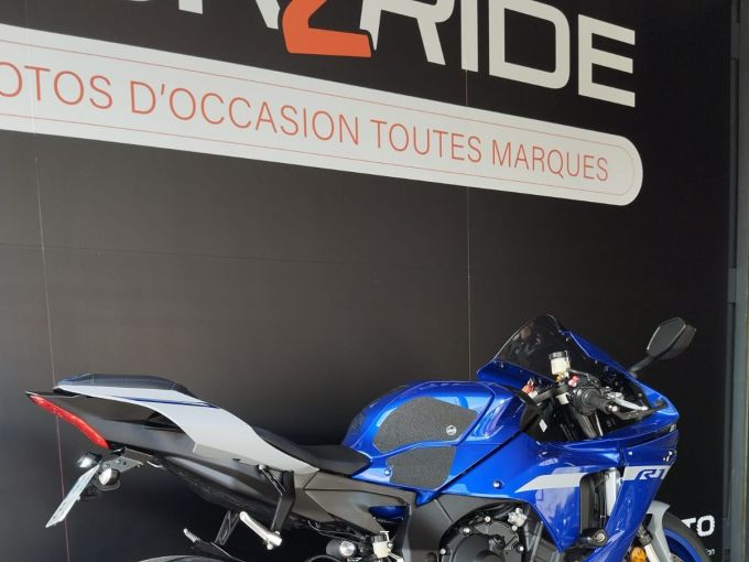 YAMAHA YZF 1000 R1 4