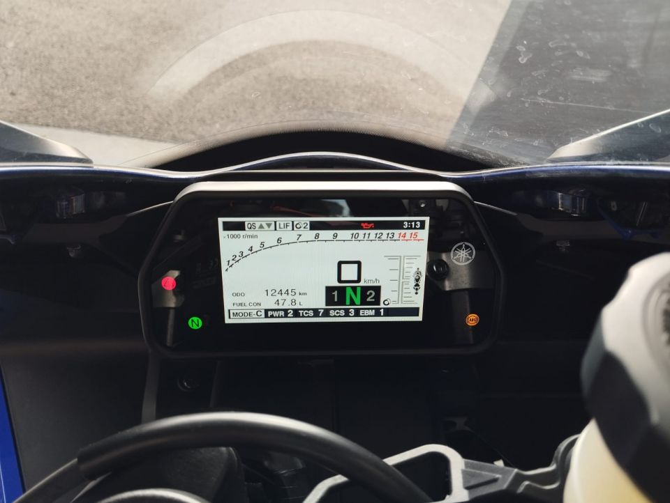 YAMAHA YZF 1000 R1 4