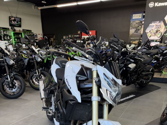 SUZUKI GSR 750 4