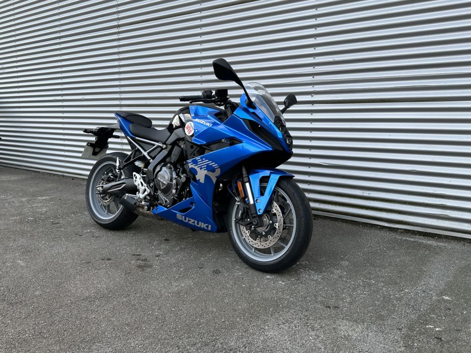 SUZUKI GSX-8R 4