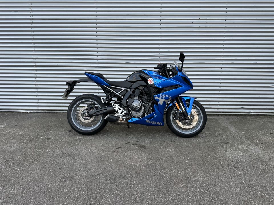 SUZUKI GSX-8R 4