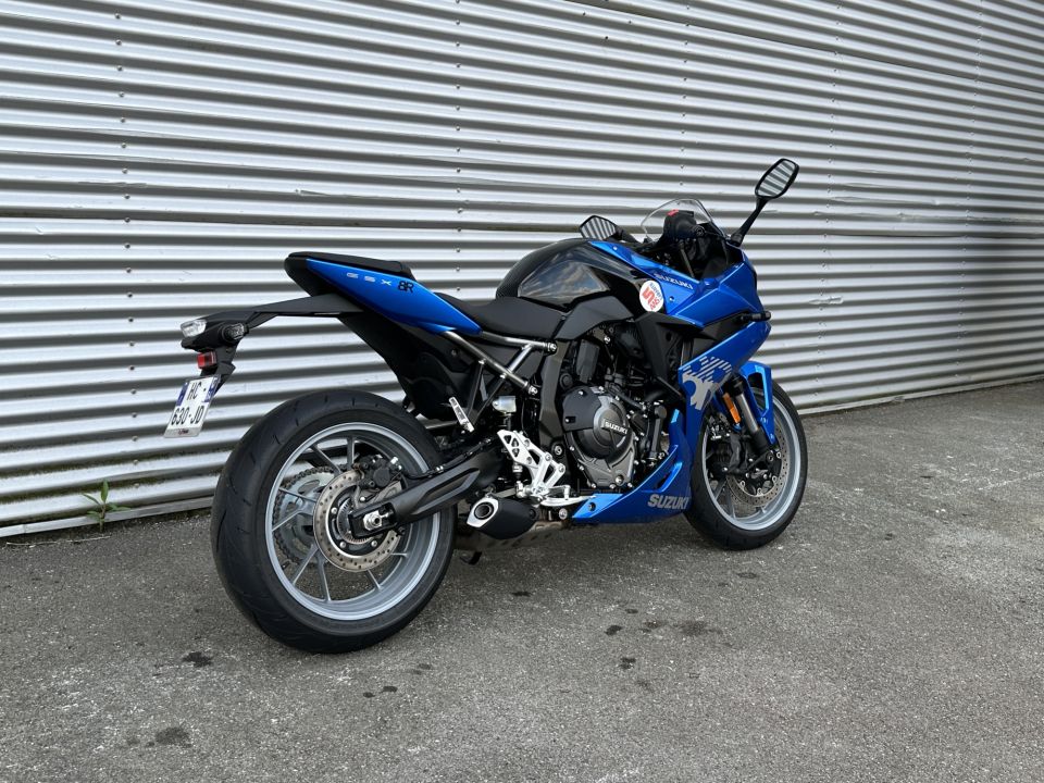 SUZUKI GSX-8R 4