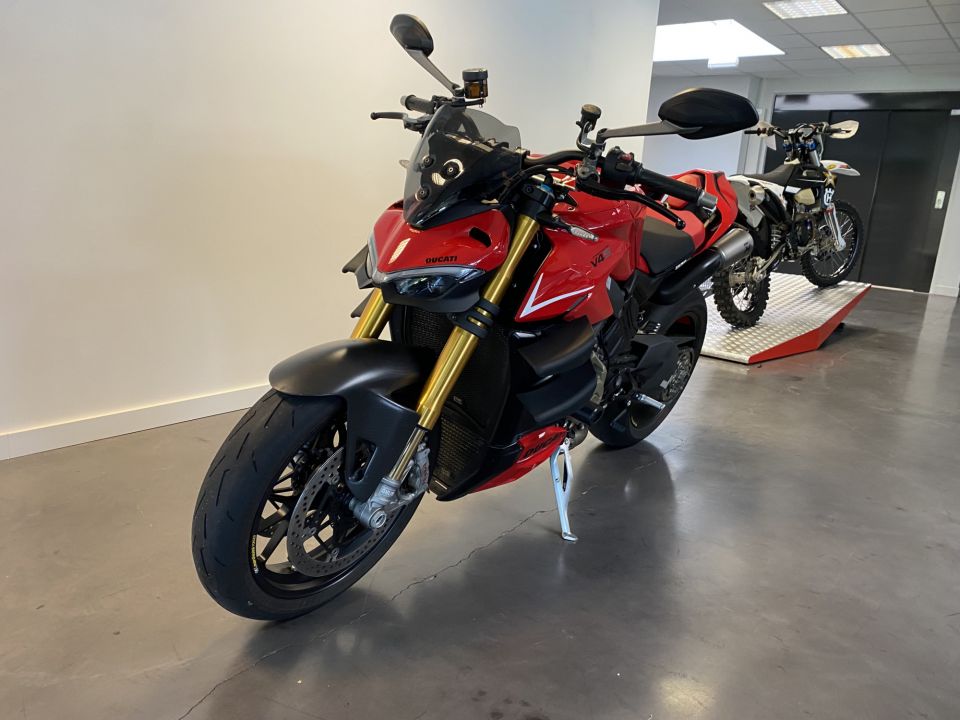 DUCATI STREETFIGHTER V4S 4
