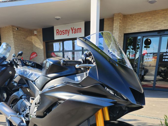 YAMAHA YZF-R6 RACE 4