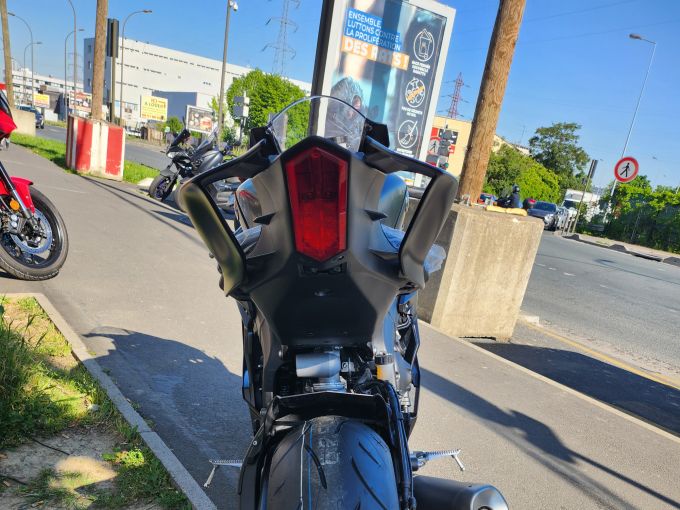 YAMAHA YZF-R6 RACE 4