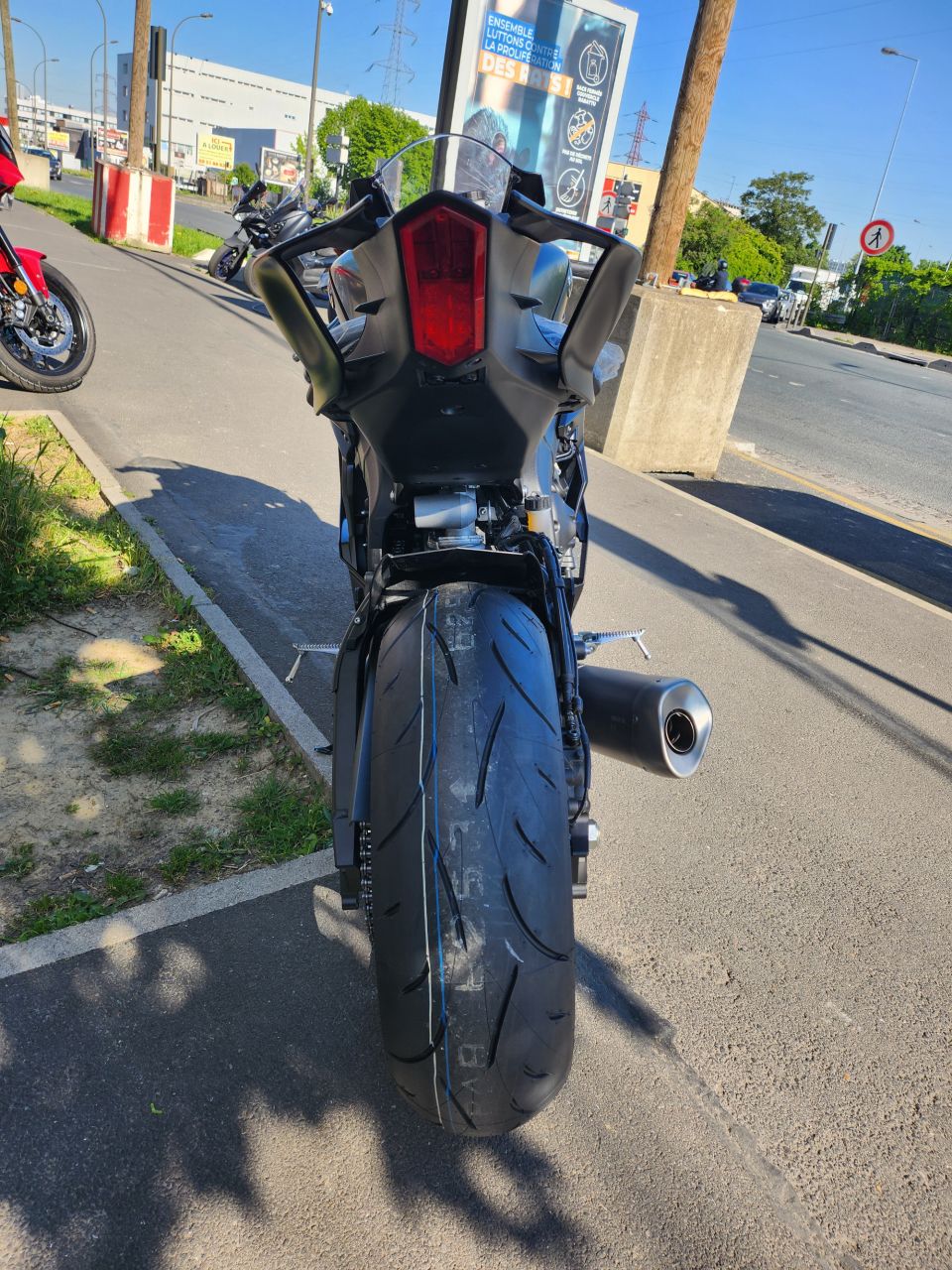 YAMAHA YZF-R6 RACE 4