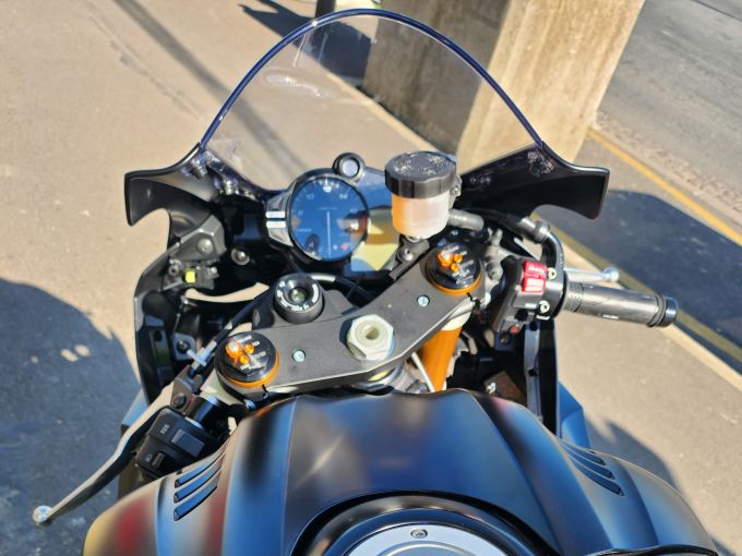 YAMAHA YZF-R6 RACE 4