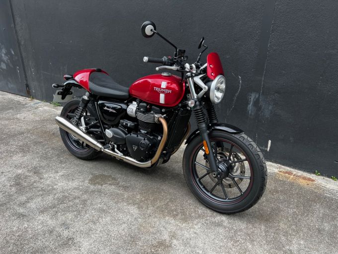 TRIUMPH STREET TWIN  900 4