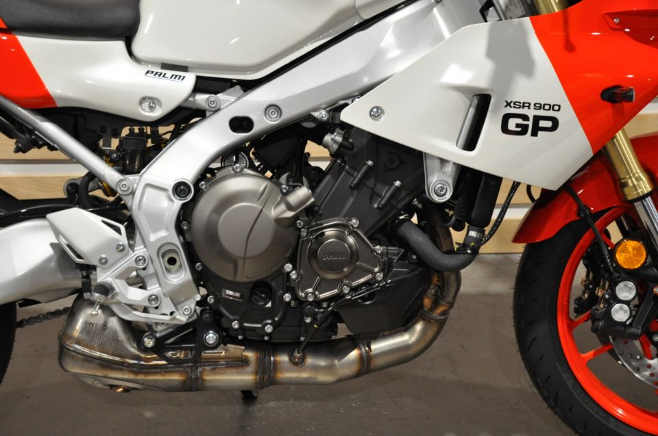 YAMAHA XSR 900 GP 4