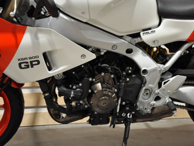 YAMAHA XSR 900 GP 4