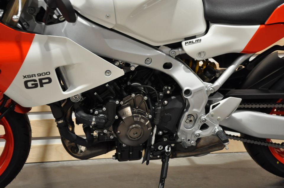 YAMAHA XSR 900 GP 4
