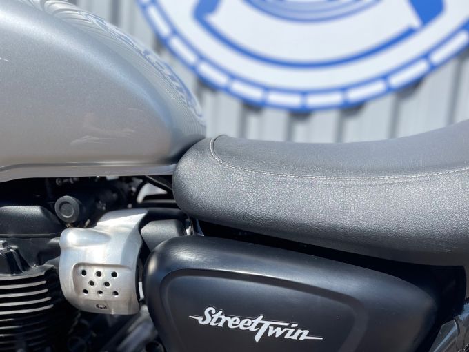 TRIUMPH STREET TWIN  900 4