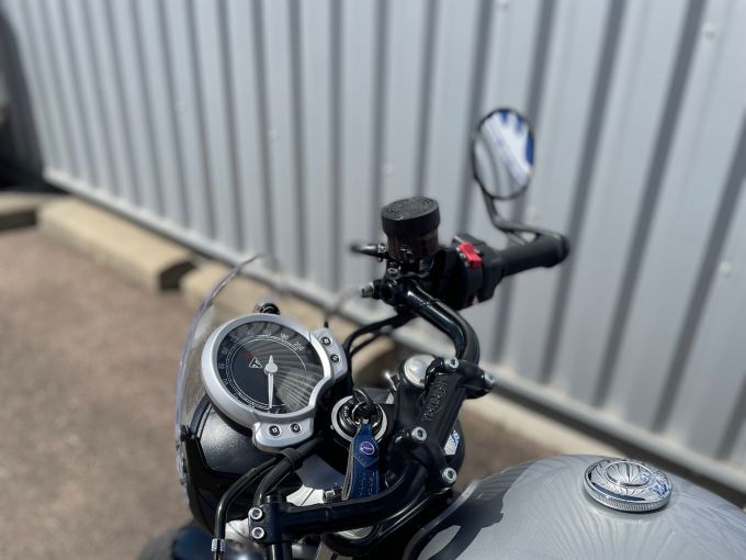 TRIUMPH STREET TWIN  900 4