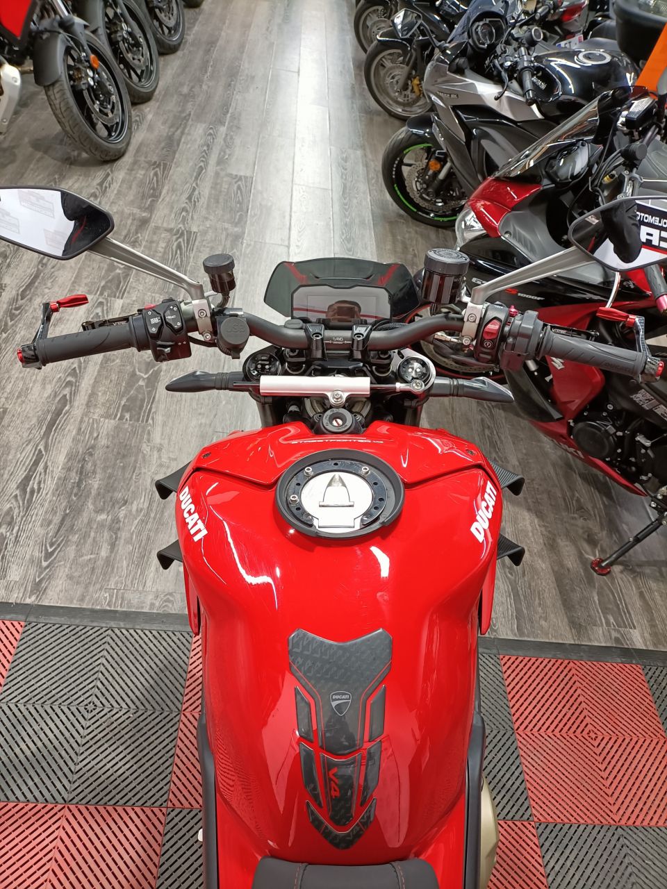 DUCATI STREETFIGHTER V4 Lamborghini 4