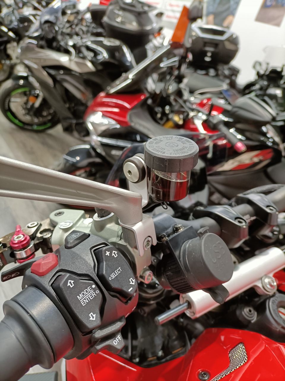 DUCATI STREETFIGHTER V4 Lamborghini 4