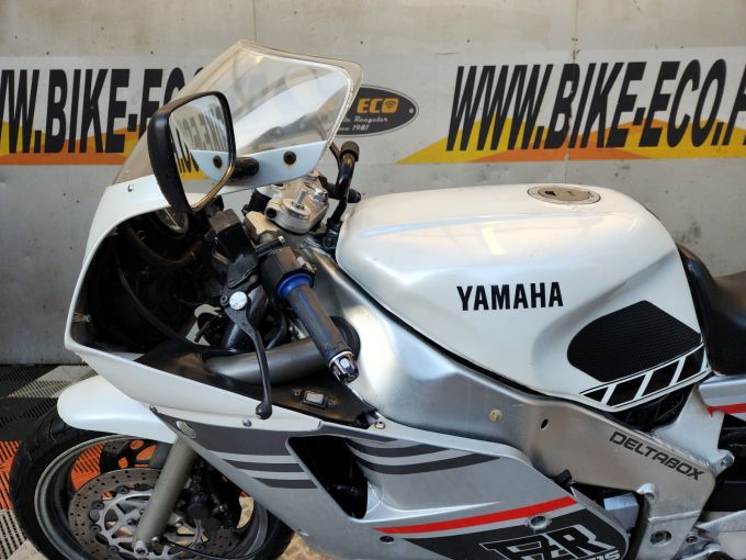 YAMAHA FZR 4