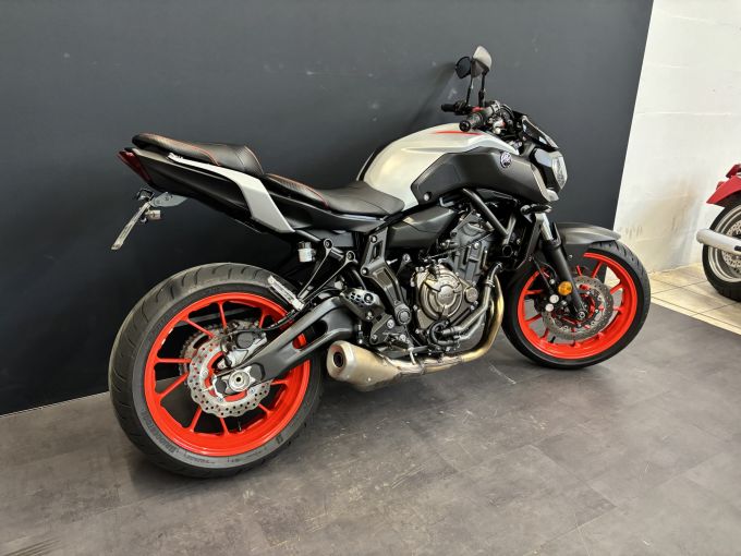 YAMAHA MT-07 4