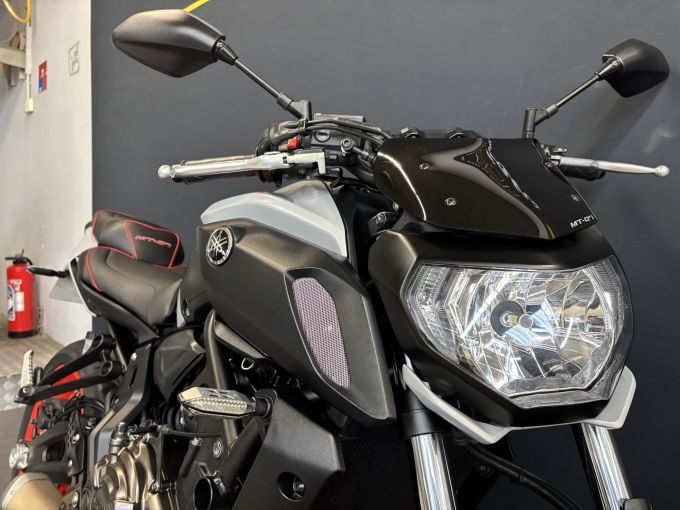 YAMAHA MT-07 4