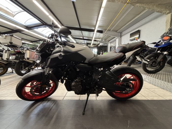 YAMAHA MT-07 4