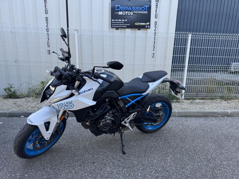 SUZUKI GSX-8S 4