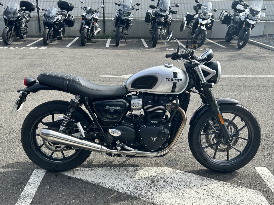 TRIUMPH STREET TWIN  900 4