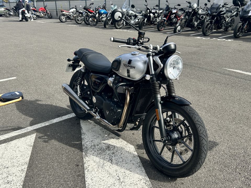 TRIUMPH STREET TWIN  900 4