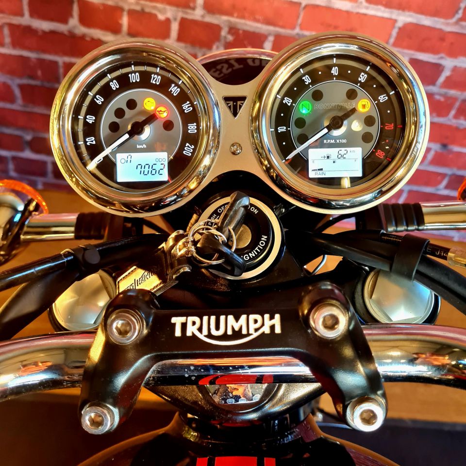 TRIUMPH BONNEVILLE T120 4