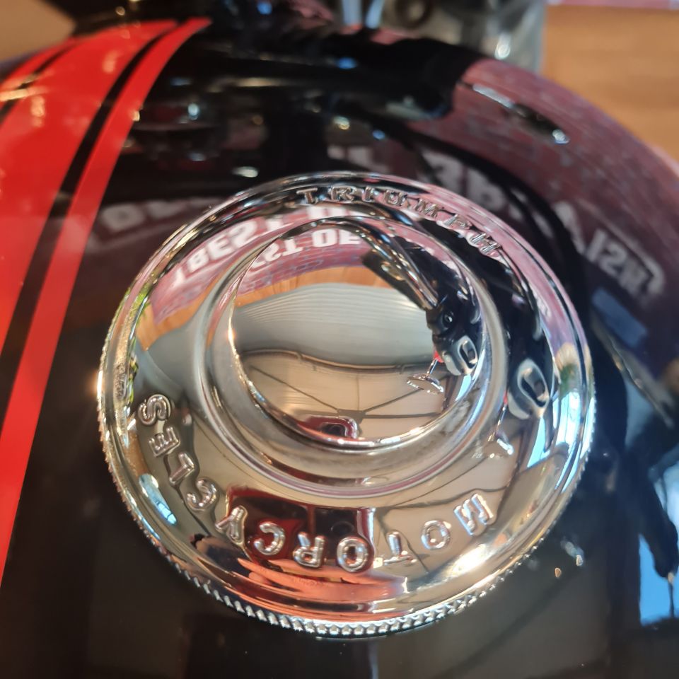 TRIUMPH BONNEVILLE T120 4