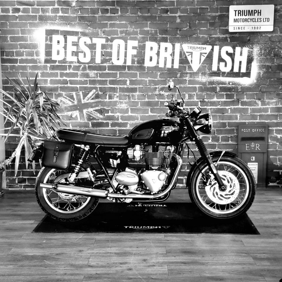 TRIUMPH BONNEVILLE T120 4