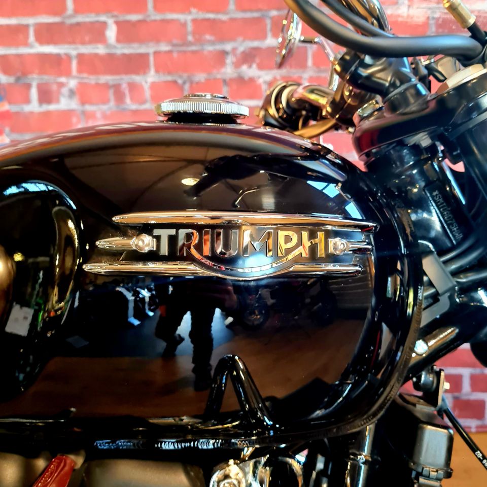 TRIUMPH BONNEVILLE T120 4